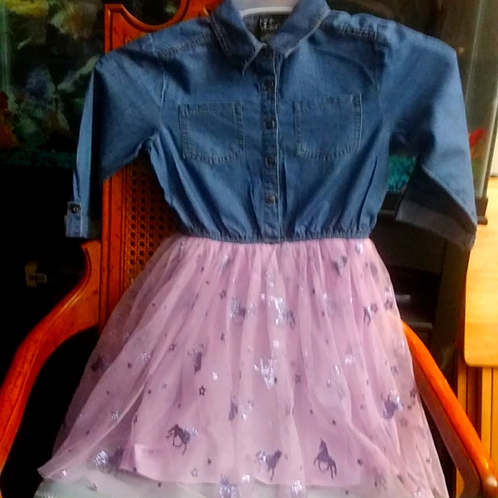 A cute size 8 little girls dress. (used)
